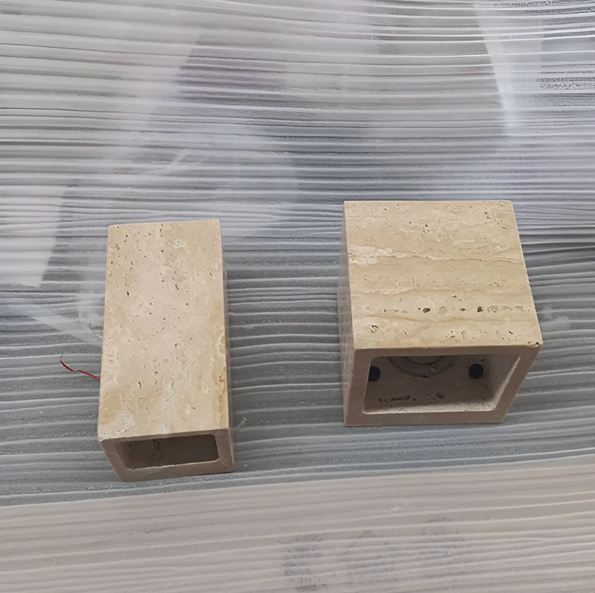 Kamienny kinkiet ścienny – minimalistyczna lampa z naturalnego trawertynu