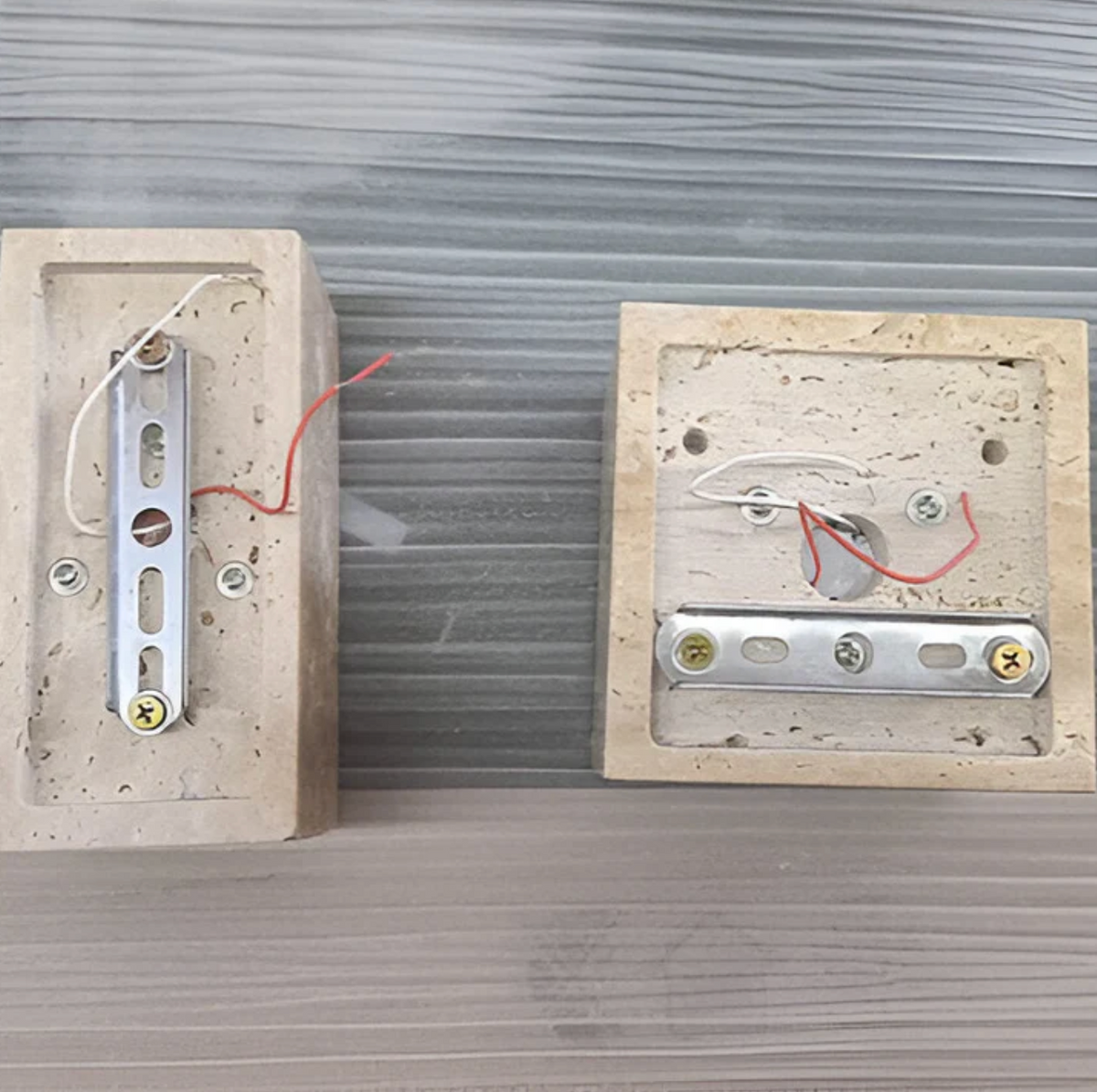 Kamienny kinkiet ścienny – minimalistyczna lampa z naturalnego trawertynu