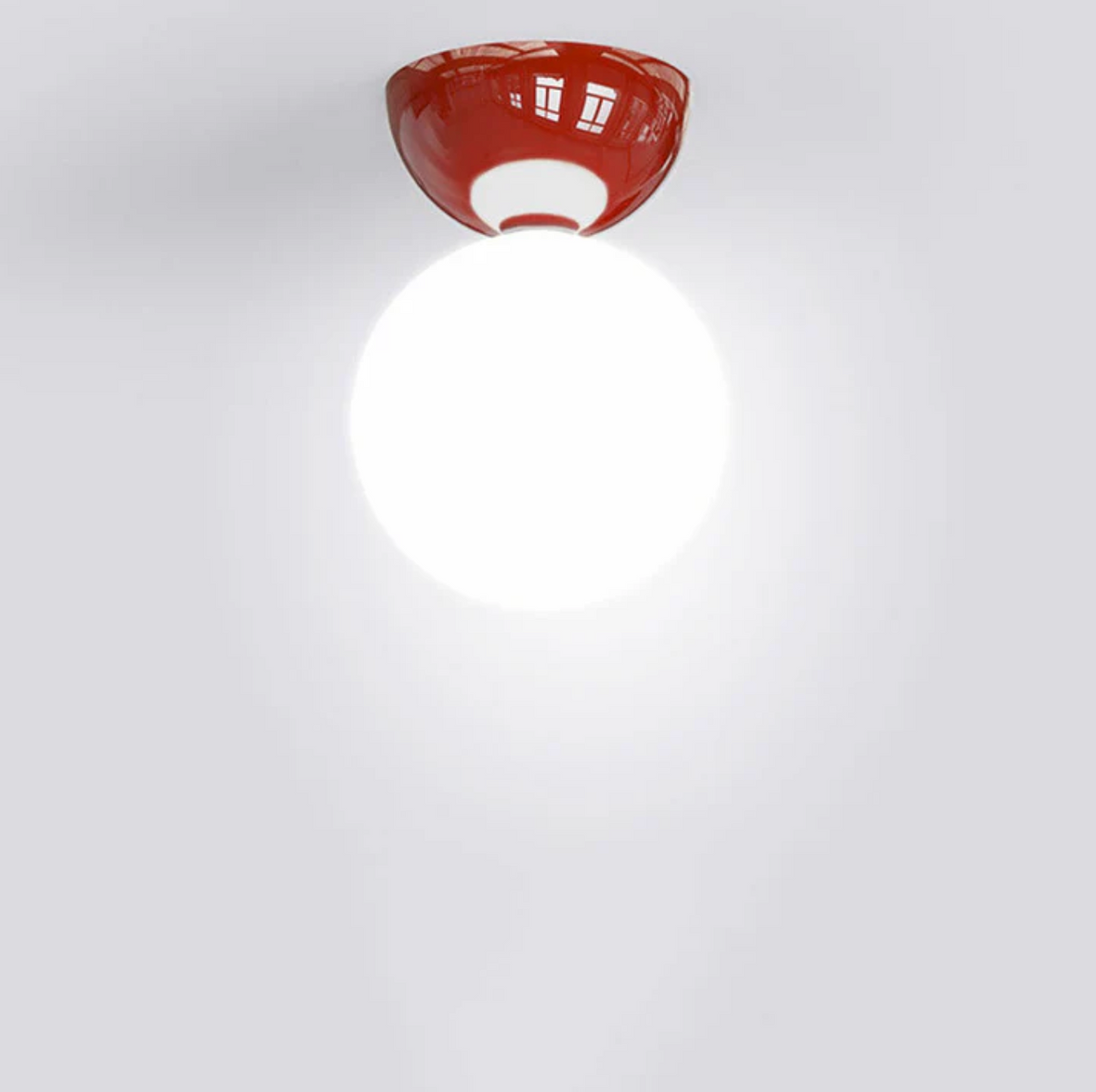 Plafon sufitowy kula – lampa z mlecznym kloszem szklanym i metalową podsufitką