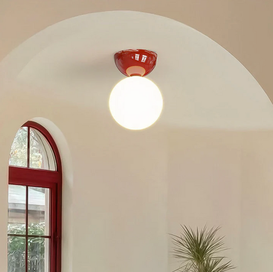 Plafon sufitowy kula – lampa z mlecznym kloszem szklanym i metalową podsufitką