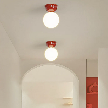 Plafon sufitowy kula – lampa z mlecznym kloszem szklanym i metalową podsufitką