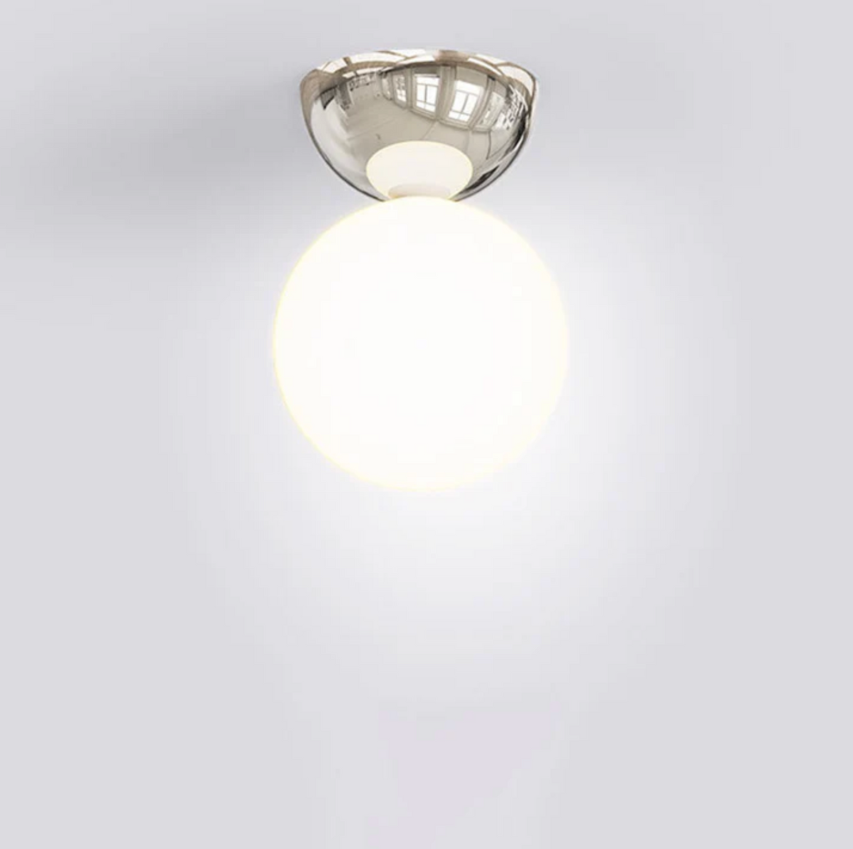 Plafon sufitowy kula – lampa z mlecznym kloszem szklanym i metalową podsufitką
