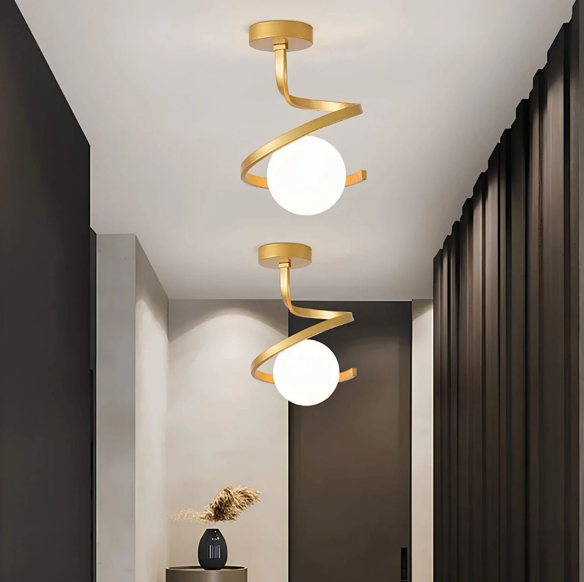 Plafon sufitowy spiralny – lampa z kulistym