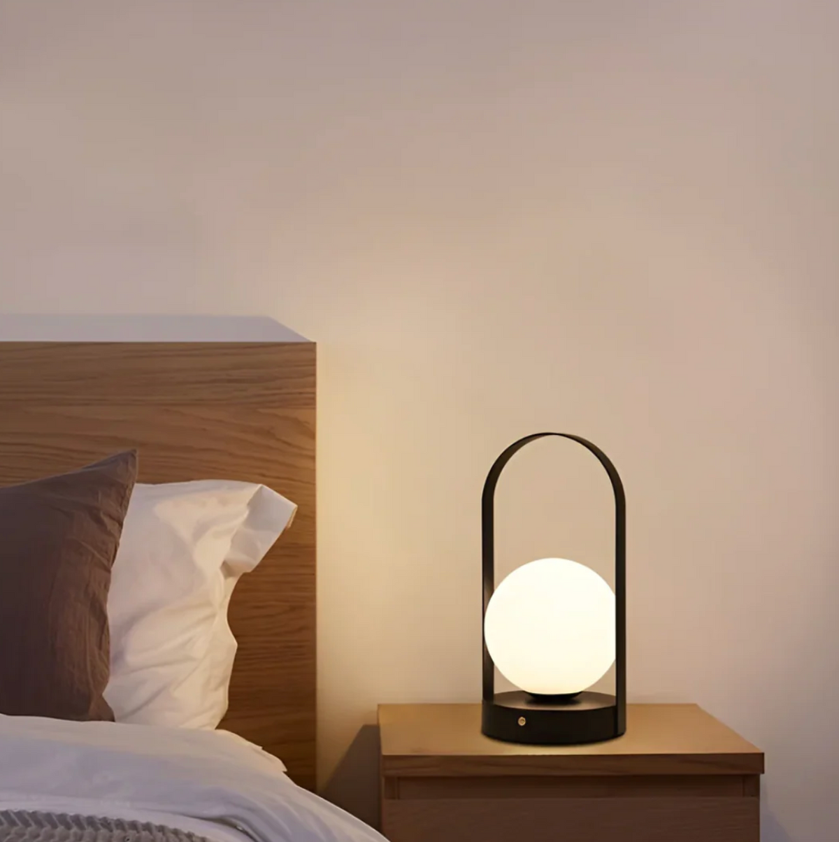 Lampa stołowa LED z kulistym kloszem – nowoczesna lampka dekoracyjna z przyciskiem
