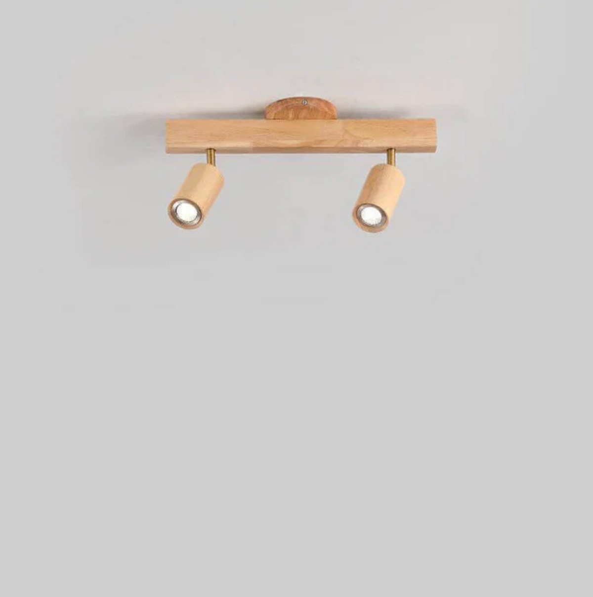 Drewniana lampa sufitowa typu spot – regulowane reflektory w stylu skandynawskim