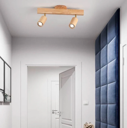 Drewniana lampa sufitowa typu spot – regulowane reflektory w stylu skandynawskim