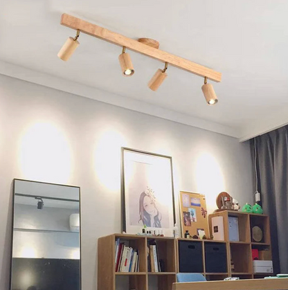 Drewniana lampa sufitowa typu spot – regulowane reflektory w stylu skandynawskim