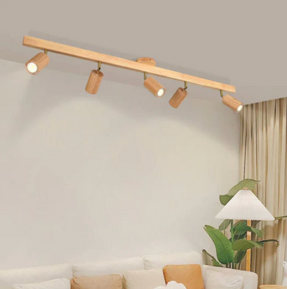 Drewniana lampa sufitowa typu spot – regulowane reflektory w stylu skandynawskim