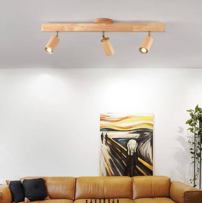 Drewniana lampa sufitowa typu spot – regulowane reflektory w stylu skandynawskim