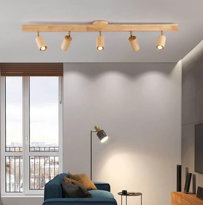 Drewniana lampa sufitowa typu spot – regulowane reflektory w stylu skandynawskim