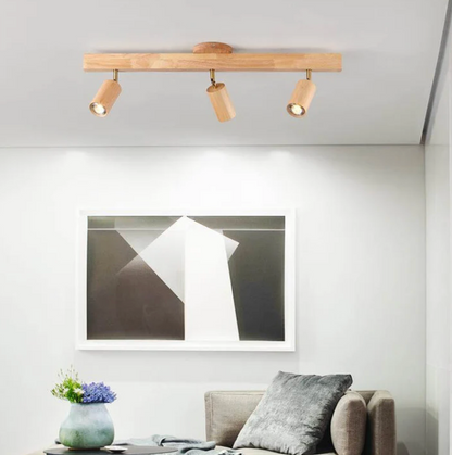 Drewniana lampa sufitowa typu spot – regulowane reflektory w stylu skandynawskim