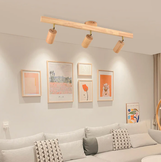 Drewniana lampa sufitowa typu spot – regulowane reflektory w stylu skandynawskim