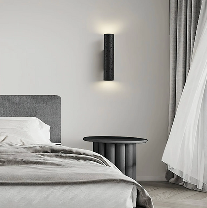 Nowoczesna lampa ścienna tubowa – czarna, minimalistyczny kinkiet góra–dół