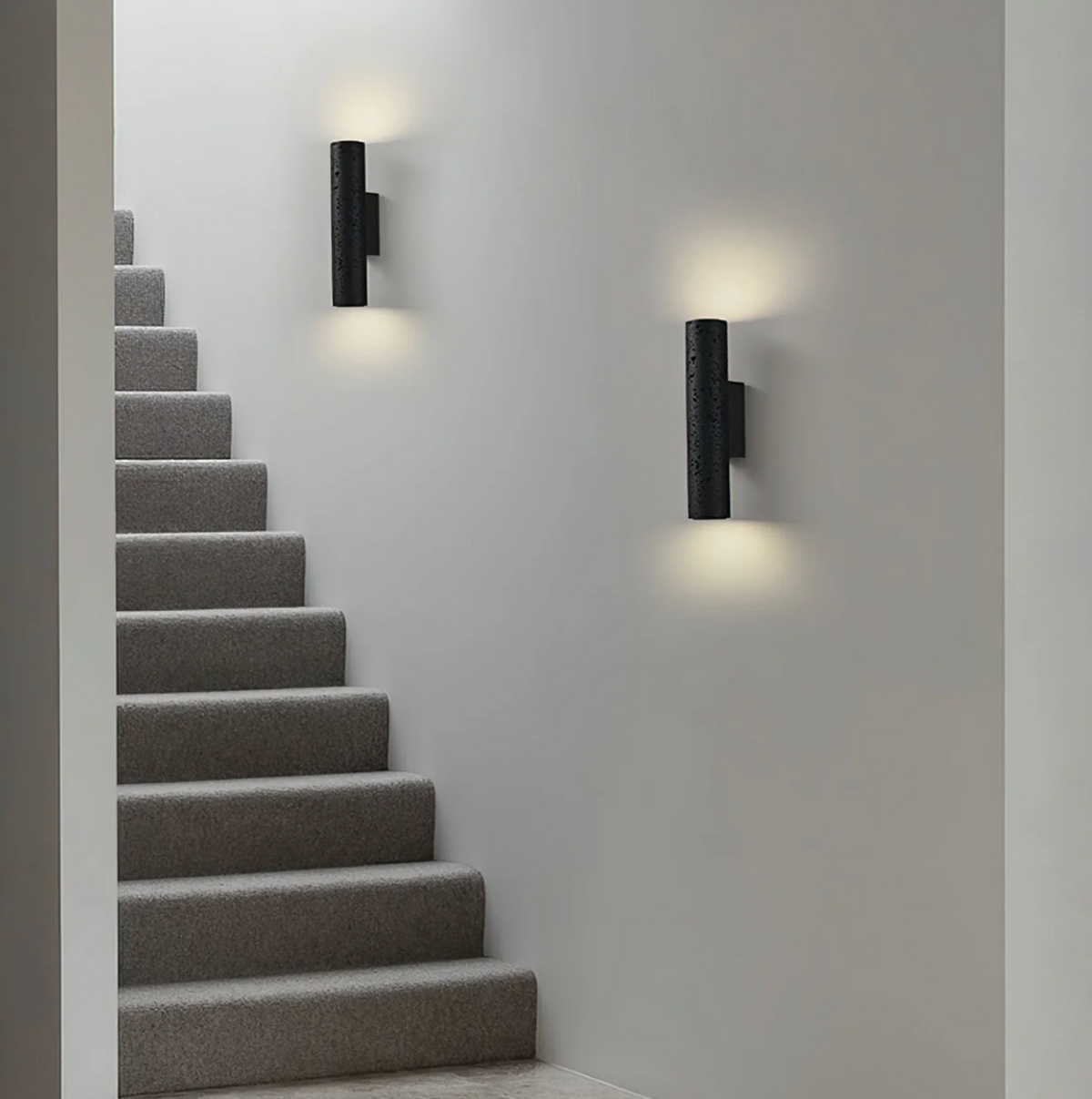Nowoczesna lampa ścienna tubowa – czarna, minimalistyczny kinkiet góra–dół