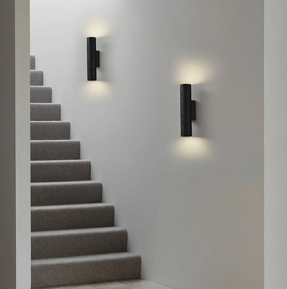 Nowoczesna lampa ścienna tubowa – czarna, minimalistyczny kinkiet góra–dół