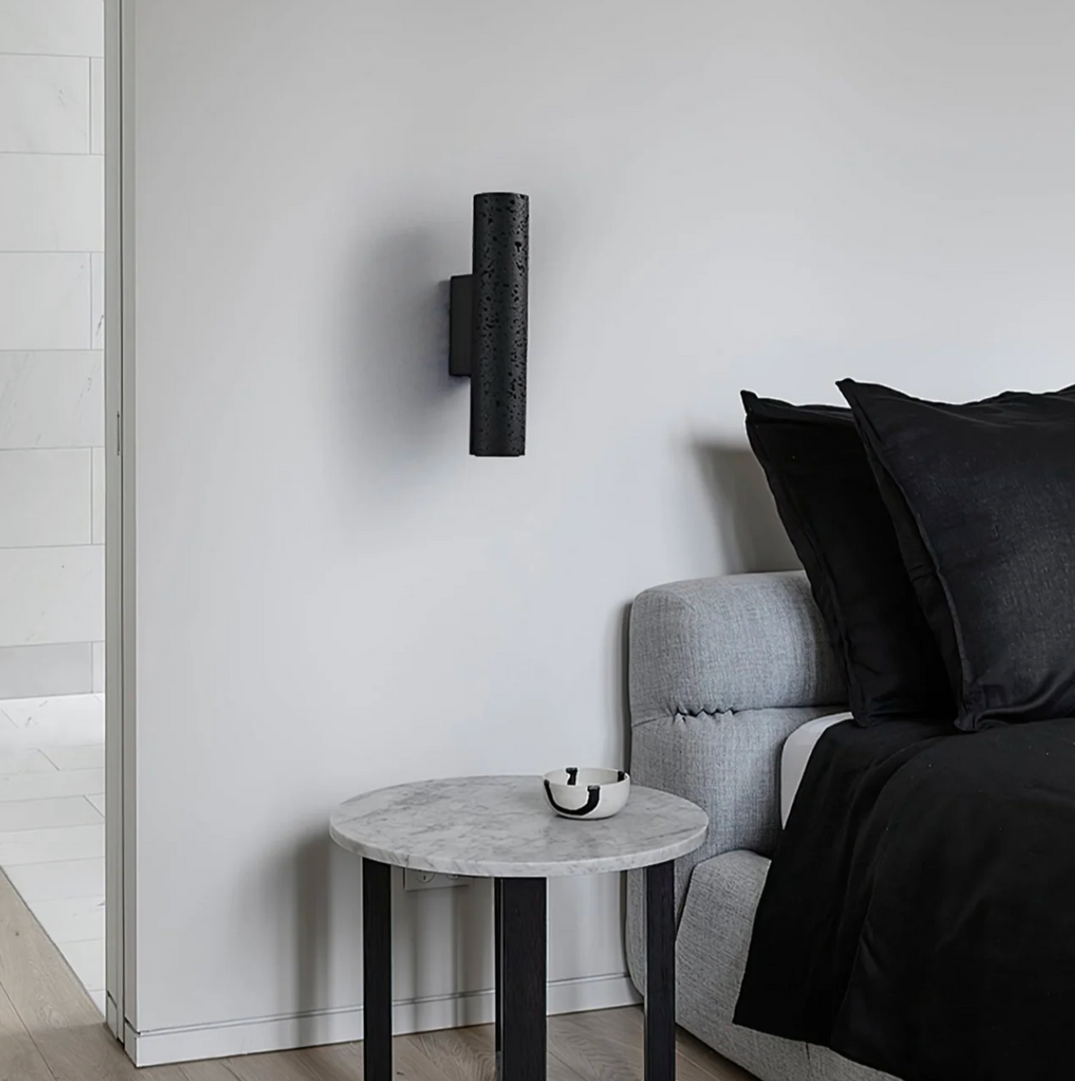 Nowoczesna lampa ścienna tubowa – czarna, minimalistyczny kinkiet góra–dół