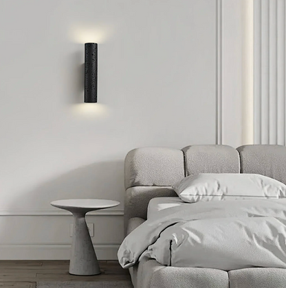 Nowoczesna lampa ścienna tubowa – czarna, minimalistyczny kinkiet góra–dół