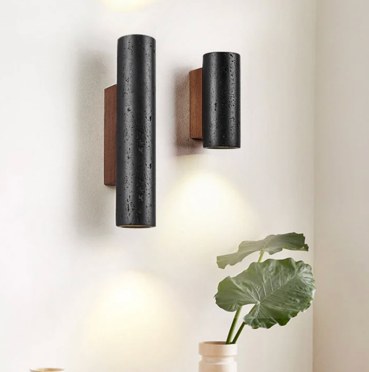 Nowoczesna lampa ścienna tubowa – czarna, minimalistyczny kinkiet góra–dół