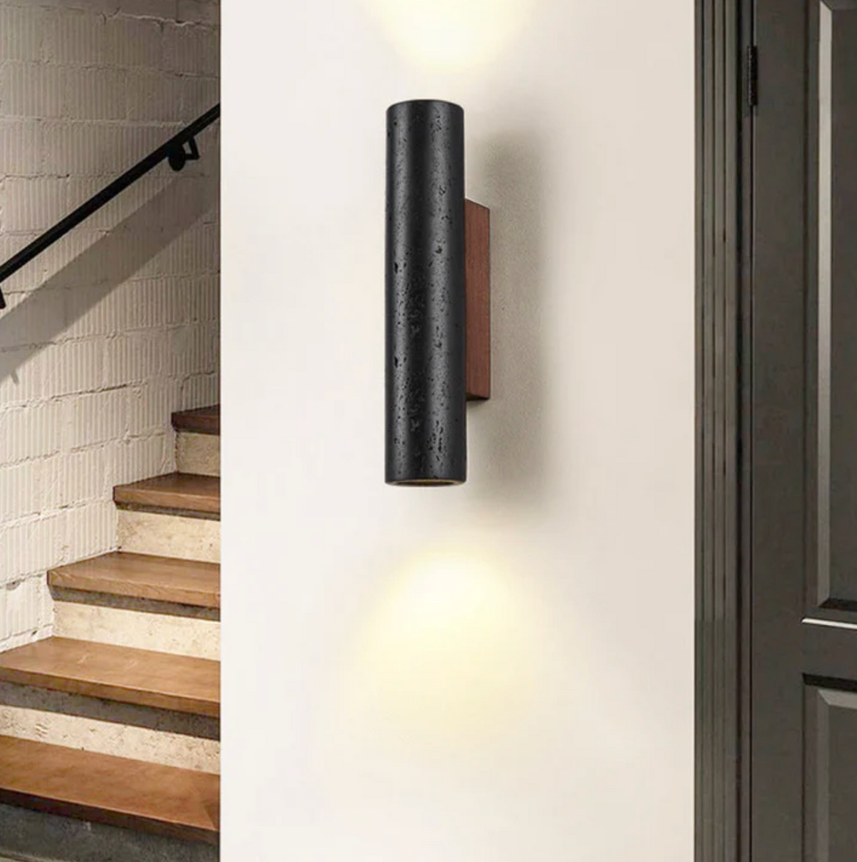 Nowoczesna lampa ścienna tubowa – czarna, minimalistyczny kinkiet góra–dół