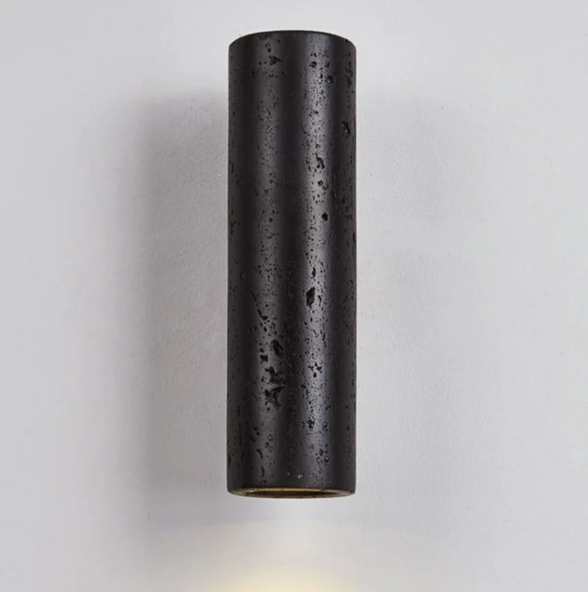 Nowoczesna lampa ścienna tubowa – czarna, minimalistyczny kinkiet góra–dół