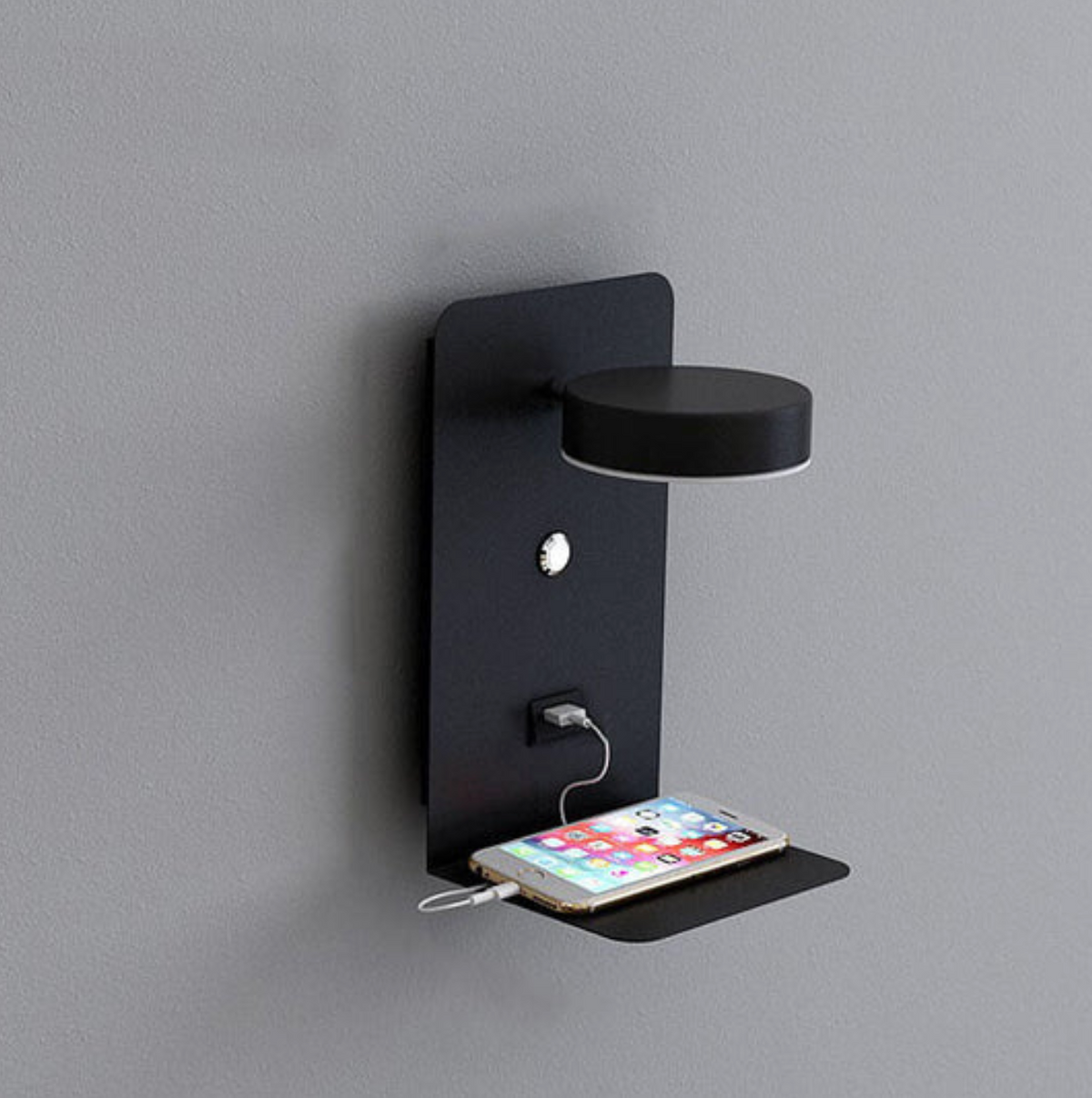 Nowoczesny kinkiet LED z półką i portem USB – lampka ścienna do sypialni