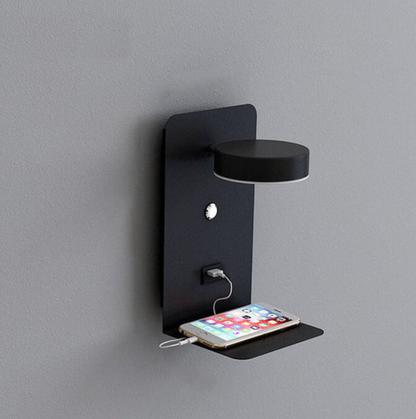 Nowoczesny kinkiet LED z półką i portem USB – lampka ścienna do sypialni