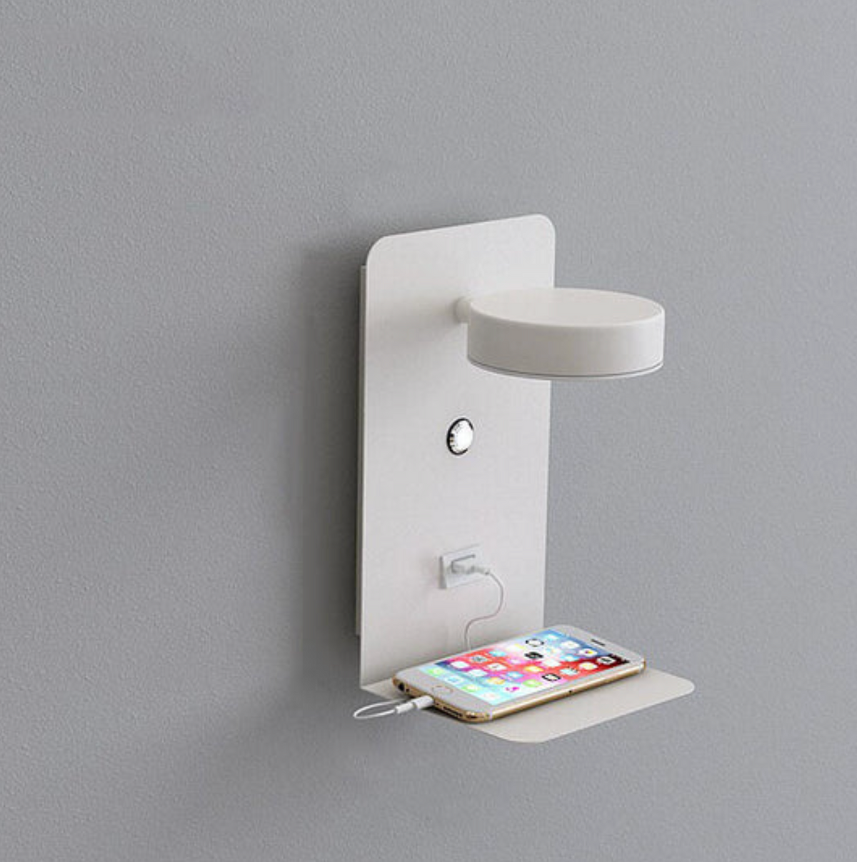 Nowoczesny kinkiet LED z półką i portem USB – lampka ścienna do sypialni