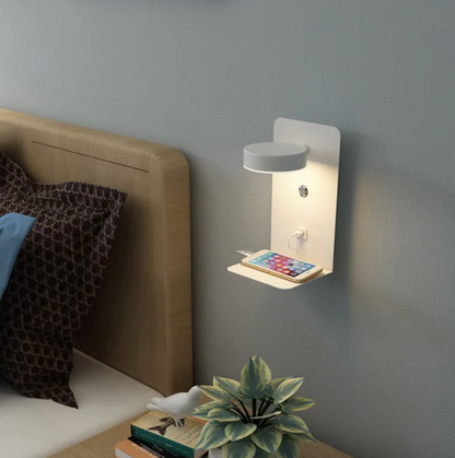 Nowoczesny kinkiet LED z półką i portem USB – lampka ścienna do sypialni