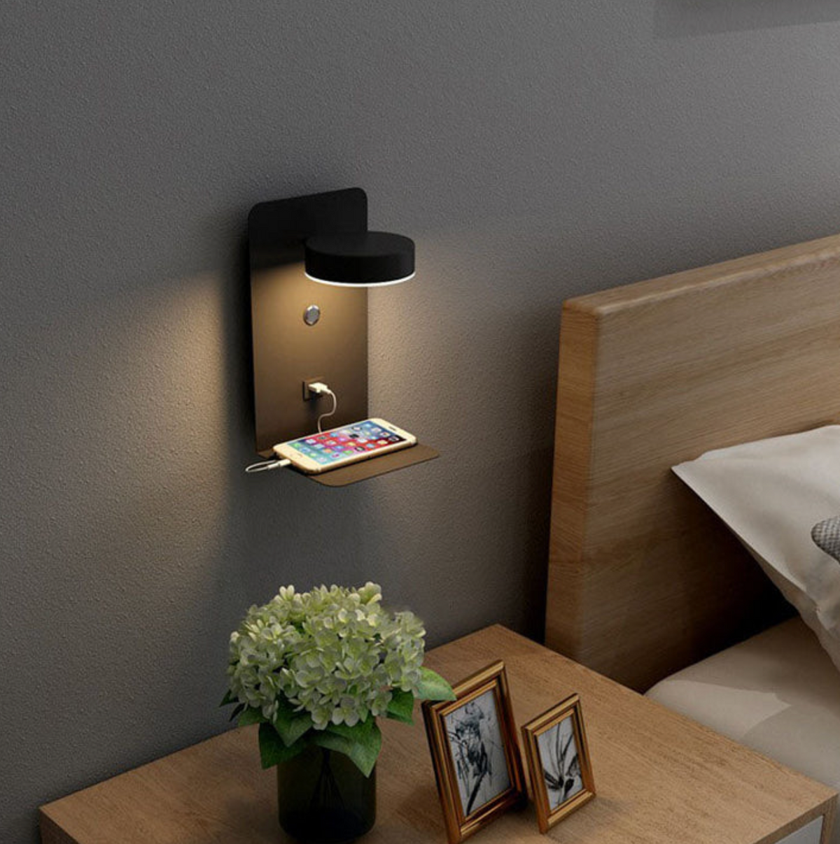 Nowoczesny kinkiet LED z półką i portem USB – lampka ścienna do sypialni