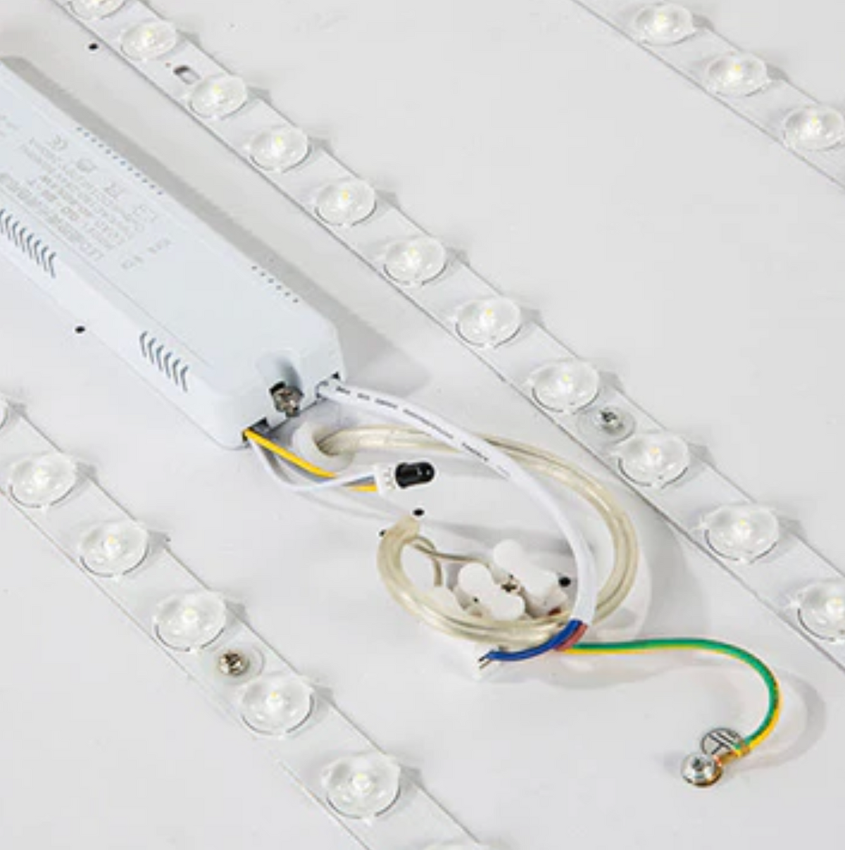 Geometryczna lampa sufitowa LED – kolorowy plafon nowoczesny