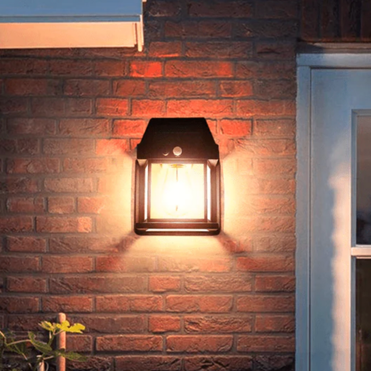 Solarna lampa ścienna LED z czujnikiem ruchu – stylowa latarnia ogrodowa