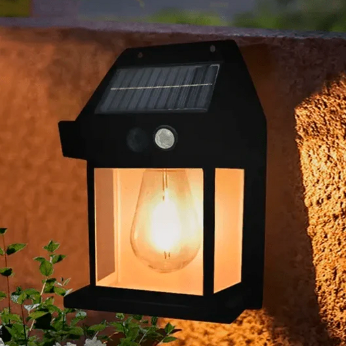 Solarna lampa ścienna LED z czujnikiem ruchu – stylowa latarnia ogrodowa
