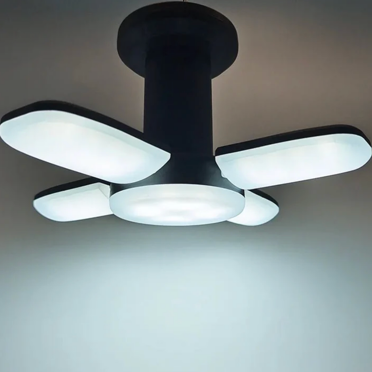 Solarna lampa kempingowa LED z powerbankiem i składanymi panelami