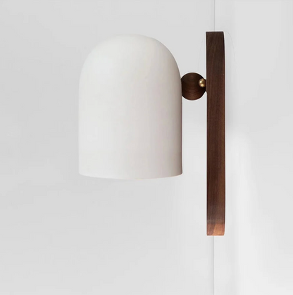 Nowoczesny kinkiet ścienny z drewnianą podstawą – minimalistyczna lampa ścienna