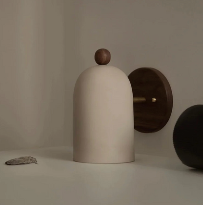 Nowoczesny kinkiet ścienny z drewnianą podstawą – minimalistyczna lampa ścienna