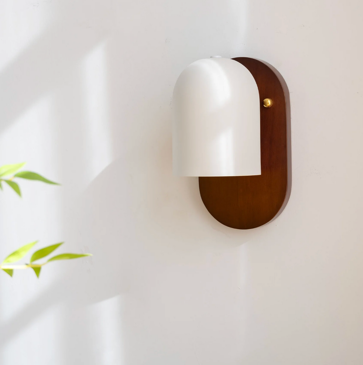 Nowoczesny kinkiet ścienny z drewnianą podstawą – minimalistyczna lampa ścienna