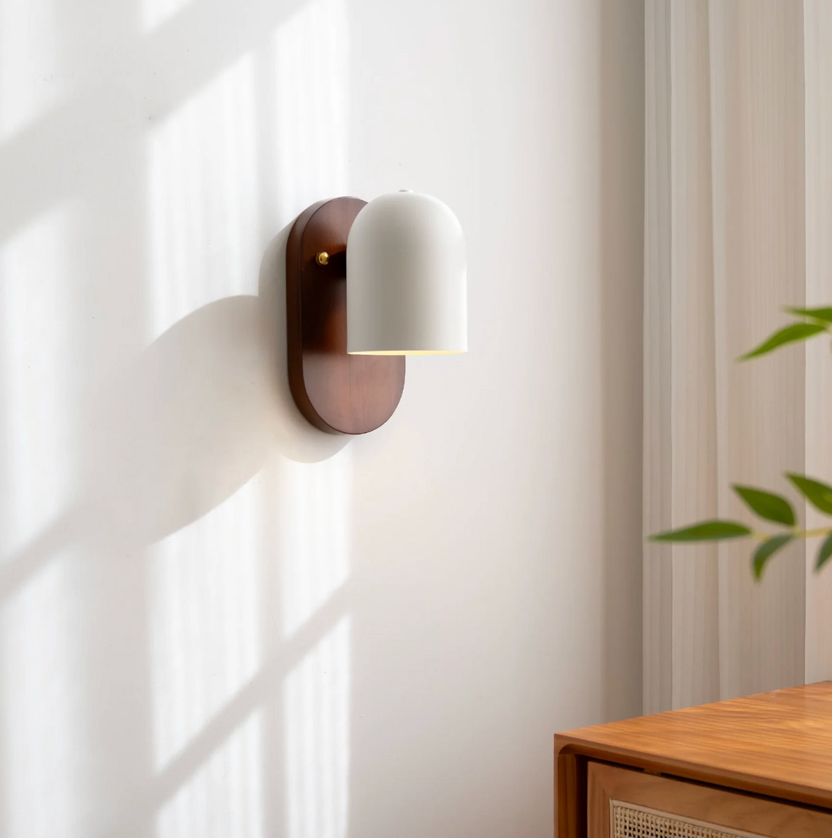 Nowoczesny kinkiet ścienny z drewnianą podstawą – minimalistyczna lampa ścienna