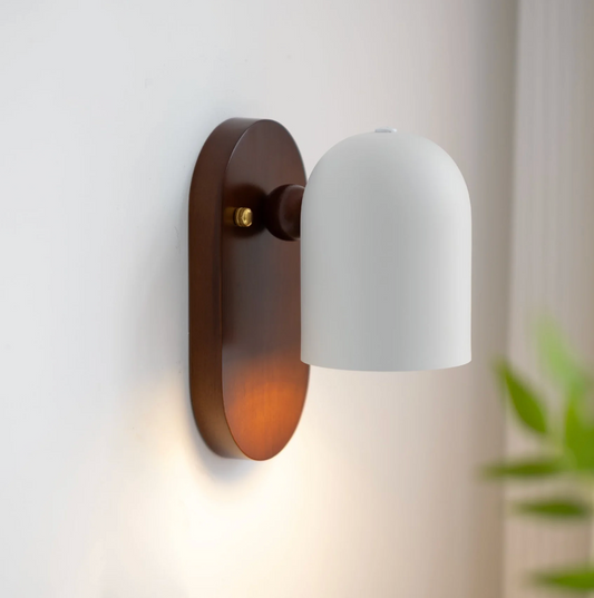 Nowoczesny kinkiet ścienny z drewnianą podstawą – minimalistyczna lampa ścienna