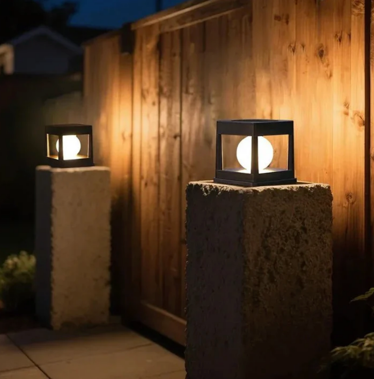 Solarna lampa ogrodowa LED słupek – dekoracyjna lampka zewnętrzna na ogrodzenie i taras