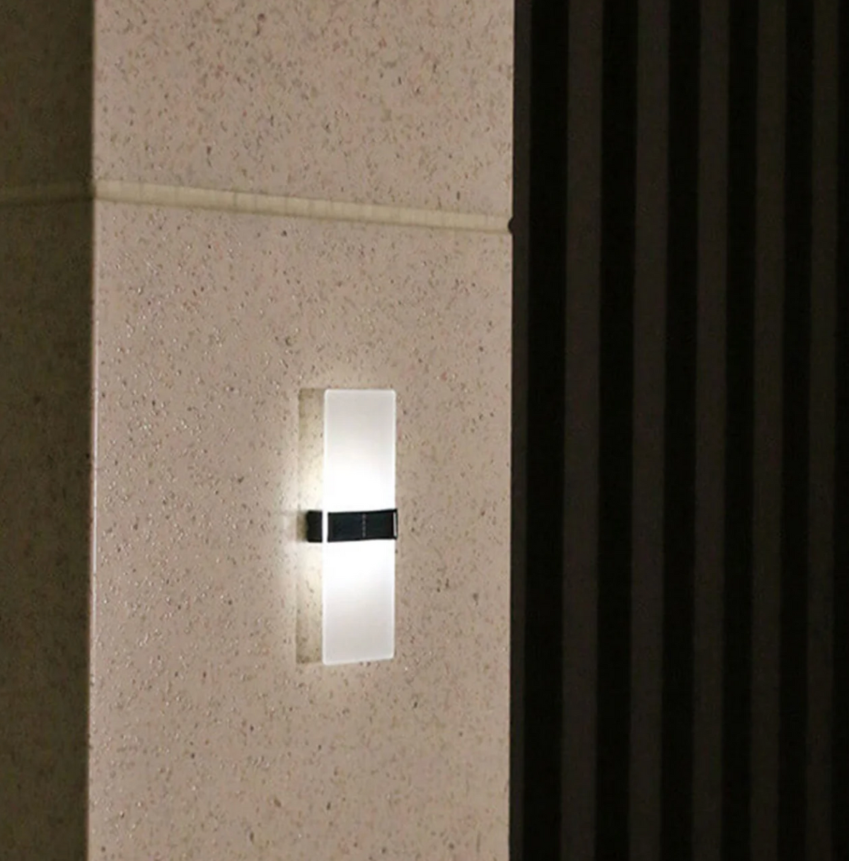 Solarna lampa ścienna LED nowoczesna – kinkiet zewnętrzny do elewacji, ogrodu i tarasu