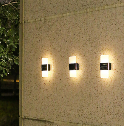 Solarna lampa ścienna LED nowoczesna – kinkiet zewnętrzny do elewacji, ogrodu i tarasu