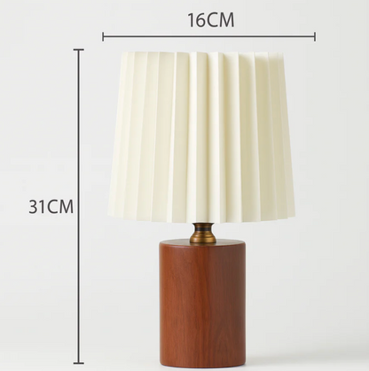 Nowoczesna lampa stołowa z drewnianą podstawą i plisowanym abażurem – lampka nocna w stylu skandynawskim