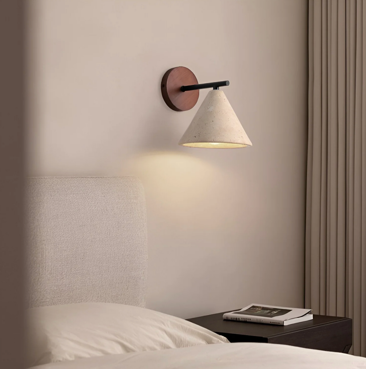 Kinkiet ścienny nowoczesny – lampa ścienna z drewnianą podstawą i stożkowym kloszem