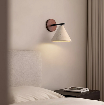 Kinkiet ścienny nowoczesny – lampa ścienna z drewnianą podstawą i stożkowym kloszem
