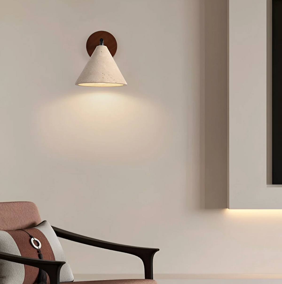 Kinkiet ścienny nowoczesny – lampa ścienna z drewnianą podstawą i stożkowym kloszem