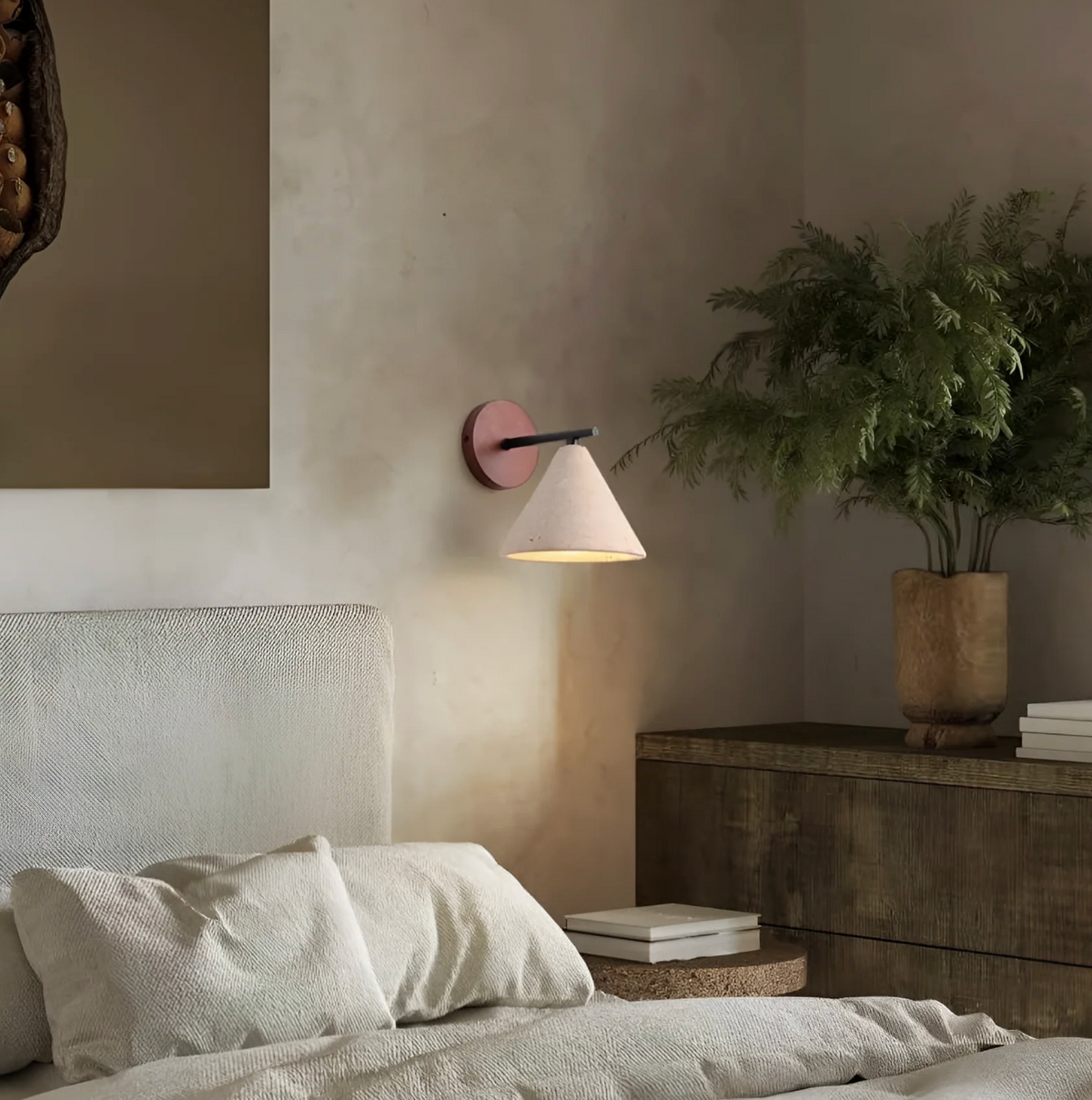 Kinkiet ścienny nowoczesny – lampa ścienna z drewnianą podstawą i stożkowym kloszem