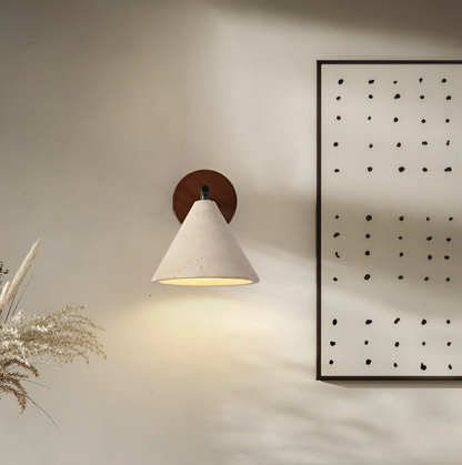 Kinkiet ścienny nowoczesny – lampa ścienna z drewnianą podstawą i stożkowym kloszem