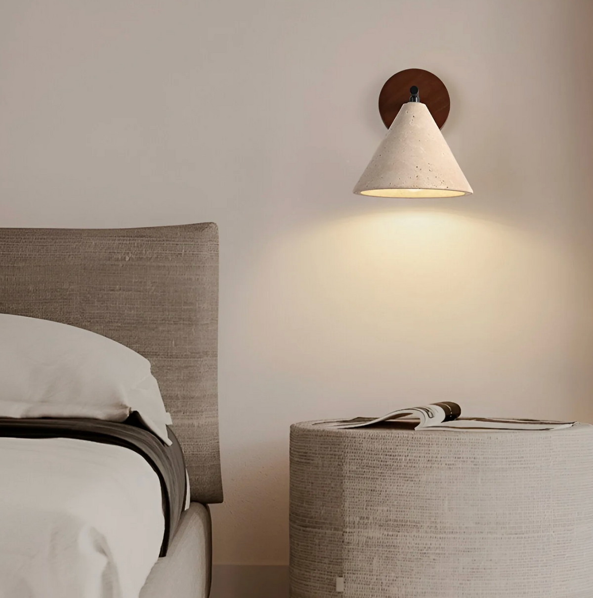 Kinkiet ścienny nowoczesny – lampa ścienna z drewnianą podstawą i stożkowym kloszem