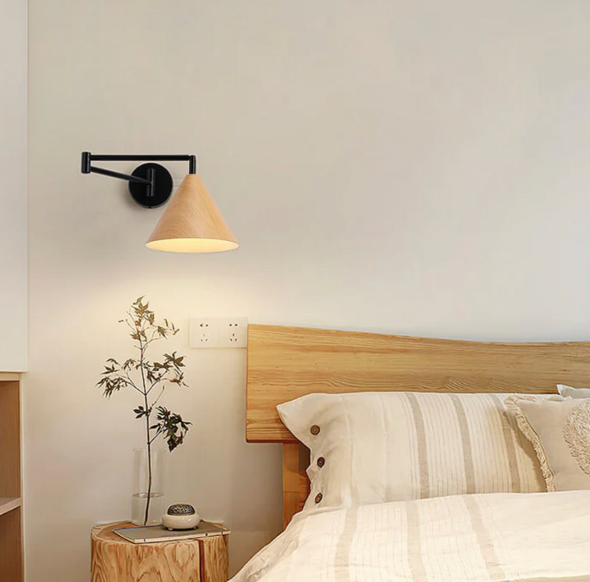 Nowoczesny kinkiet ścienny z drewnianym kloszem – minimalistyczna lampa ścienna