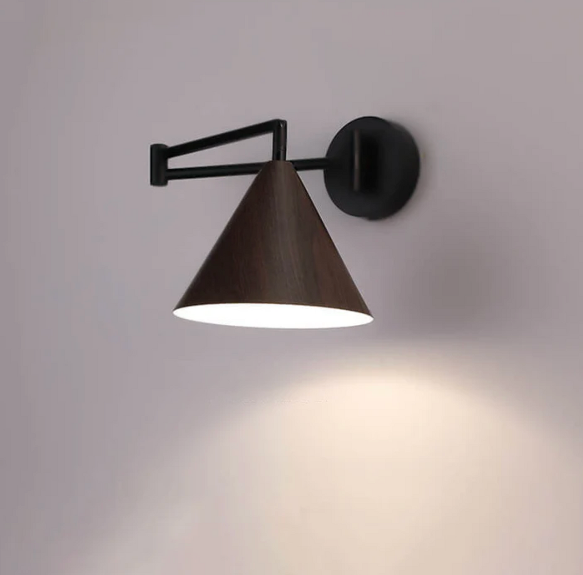 Nowoczesny kinkiet ścienny z drewnianym kloszem – minimalistyczna lampa ścienna